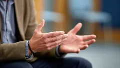 Mitä psykologian mukaan tarkoittaa, että elehtii paljon käsillään puhuessaan?