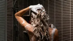 Milloin hiukset kannattaa pestä – aamulla vai illalla? Tämä kannattaa tietää