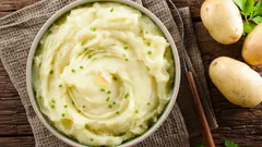 Näin teet samettisen pehmeää perunamuusia: lisää yksi salainen ainesosa – eikä se ole voi