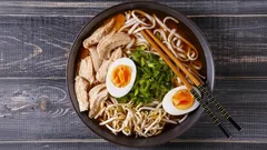 Kananlihalla ja nuudeleilla täyteläinen ramen – helppo japanilaisen keiton resepti