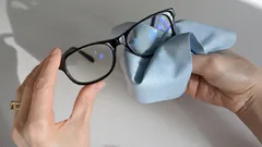 Silmälasien oikea puhdistus: mitä ehdottomasti kannattaa välttää ja mitä suosia