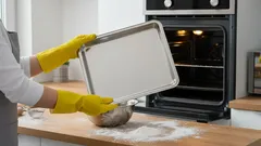 Kotikonstit: Näin saat kuivuneen rasvan pois pohjaan palaneista uunipelleistä