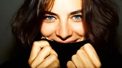 Kevyt meikki yli 40-vuotiaille: yksinkertainen meikkausniksi, joka auttaa häivyttämään ryppyjä