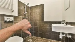 Hyvästi perinteiset kylpyhuonelaatat – vuoden 2026 uusi, moderni ja helppohoitoinen trendi