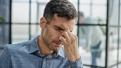 Monet tekevät tätä itse sitä tajuamatta: ele, joka paljastaa epävarmuuden heti