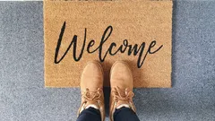 Mitä laittaa oven eteen maton alle, jotta lattia pysyy aina kuivana – näppärä niksi