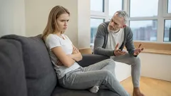 7 tapaa, joita ikäihmiset pitävät kohteliaina – mutta jotka ärsyttävät nuoria