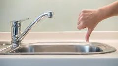 Hyvästi kromatut hanat – tämä trendimateriaali on vuoden 2026 tyylikkäin valinta